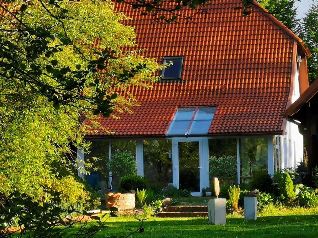 Widok na przeszklony taras i ogród od strony podwórka