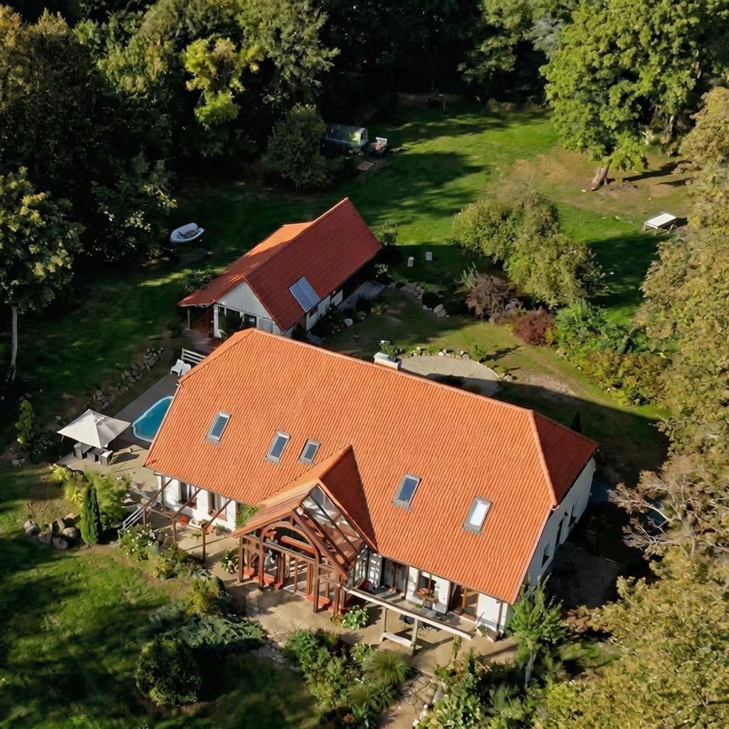 Widok z lotu ptaka na dom 'Poza Zgiełkiem' i otaczający go ogród